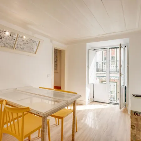 דירה Bairro Alto Window - Cozy Spot In A Buzzing Locale ליסבון