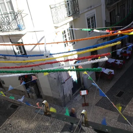 דירה Bairro Alto Window - Cozy Spot In A Buzzing Locale ליסבון