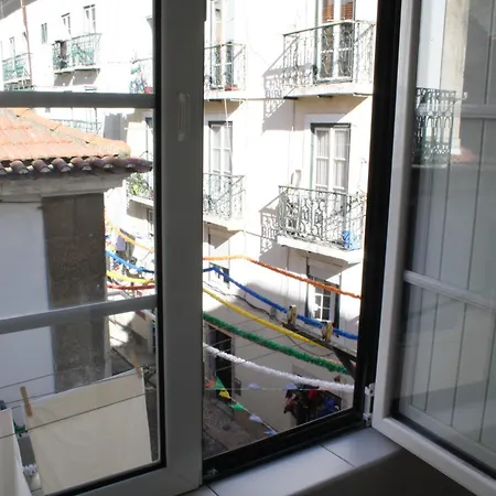דירה Bairro Alto Window - Cozy Spot In A Buzzing Locale ליסבון