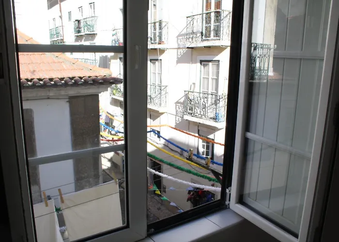 아파트 Bairro Alto Window - Cozy Spot In A Buzzing Locale 리스본